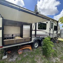 Surveyor RV Forest River 24 FT.