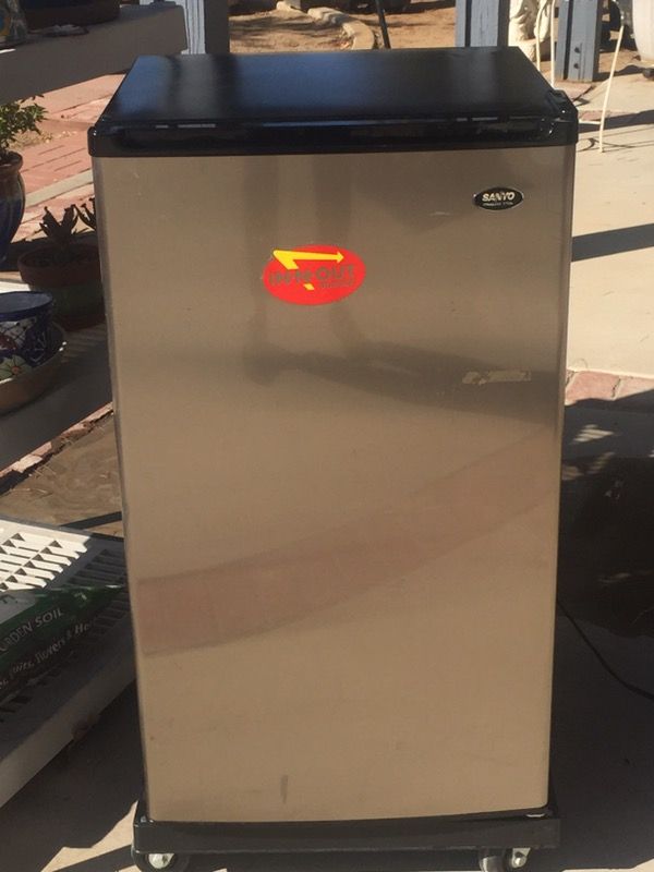 Sanyo compact fridge / refrigerator, model SR-366S, works great!