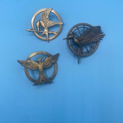  hunger games trilogy pin set 