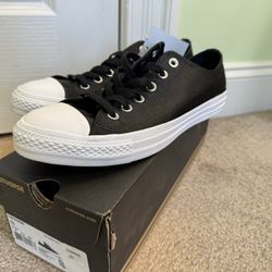 Brand New Women’s Converse !!