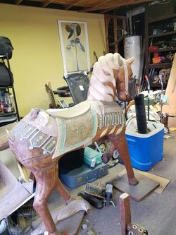 Life-size carved horse Style