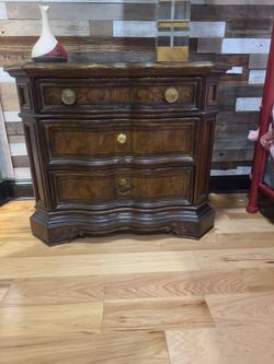 Hooker Beladora 3-Drawer Nightstand