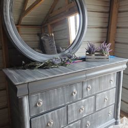 Beutiful  Entryway dresser  With Matching Beutiful Round Mirror. With 7 Drawers And 2 Small Drawers For Makeup Or Jewelry 