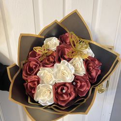 burgundy roses with base colors 