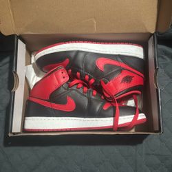 Air Jordan 1MID