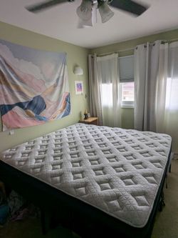 Like-New Helix Midnight Luxe, King Size