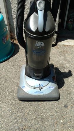 Dirt devil bag less vac