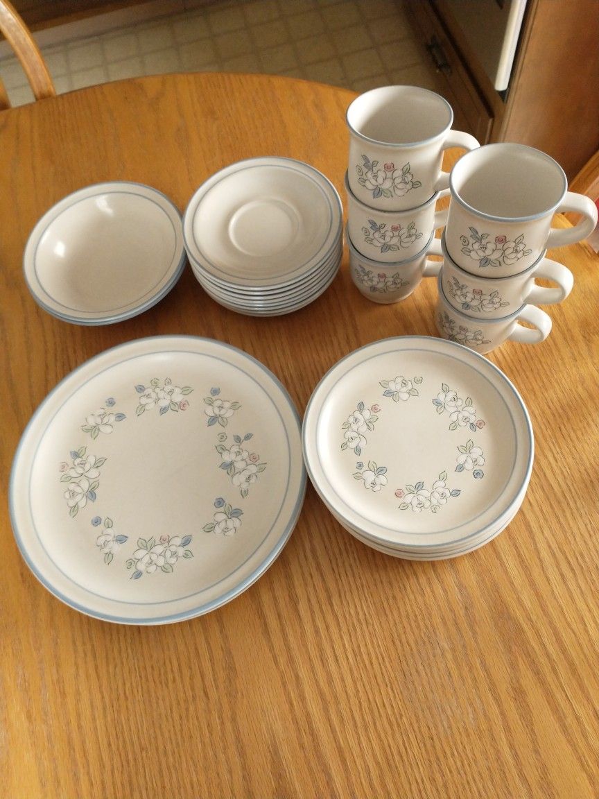 Stoneware Chantilly Fleur De Lune By Hearthside