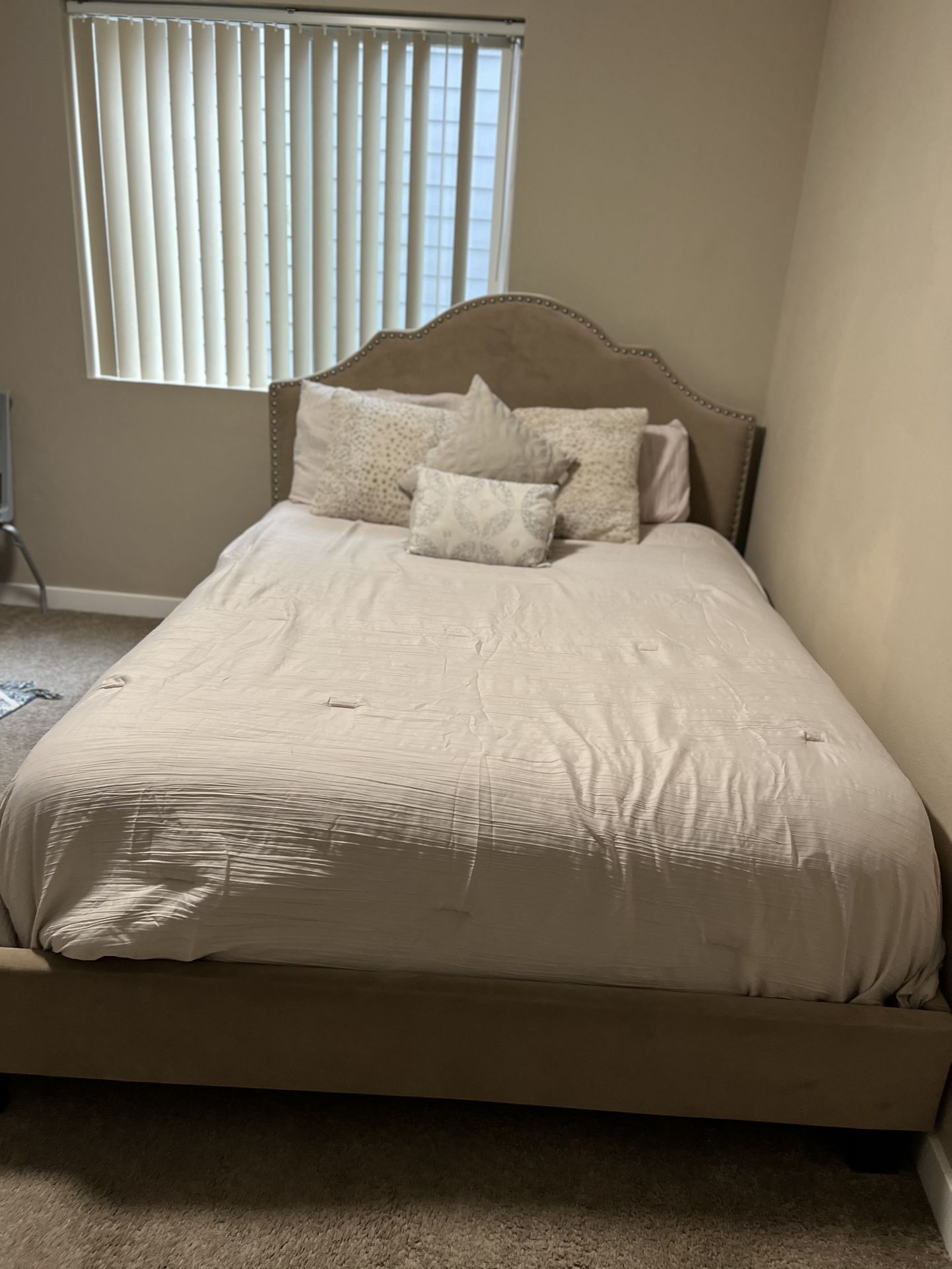 Beds Mattress, boxspring, sheet Pillows