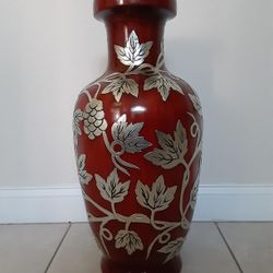 ORIENTAL DECOR A LARGE RED AND SILVER VASE