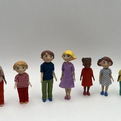 DJECO Doll House The Gaspard And Romy’s Family & 3 Others Dolls Set Of 7 Pieces.