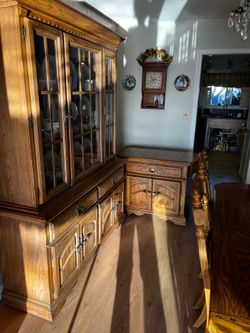 Vintage Solid Oak China Hutch & Expandable Server Cabinet (Excellent Condition)