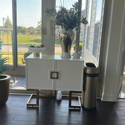 Accent cabinet white and gold