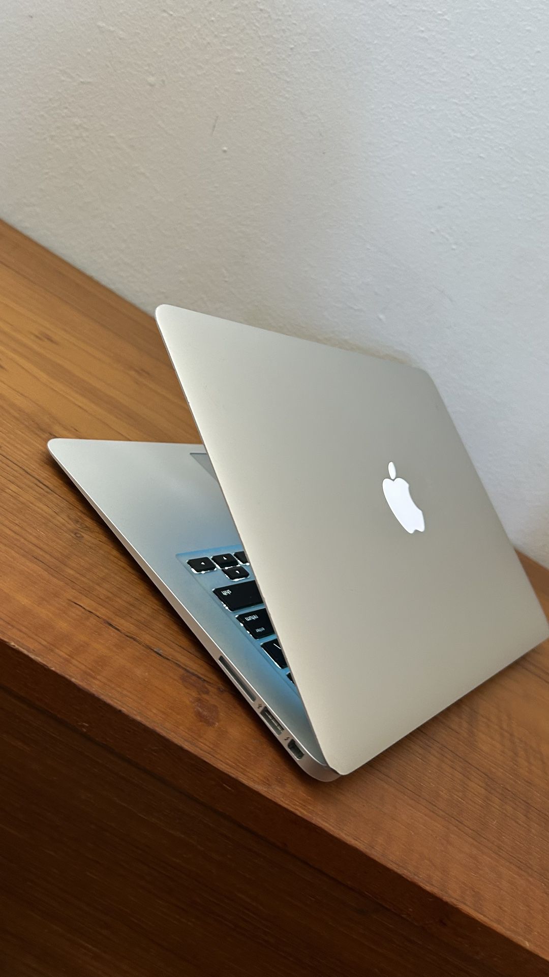 Apple MacBook Air 13” I5/8GB/256GB SSD $200