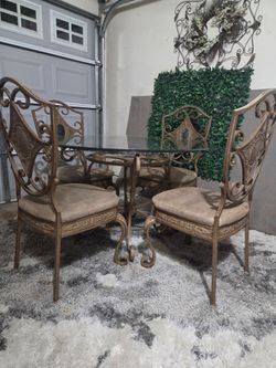 Beveled Glass Round Top DentteTable set with its 4 Chairs ***Delivery Is Available ***