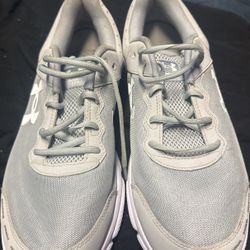 under armor sneakers size 13 like new