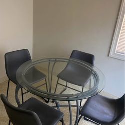 Dinning Room Table w/ 4 Chairs 