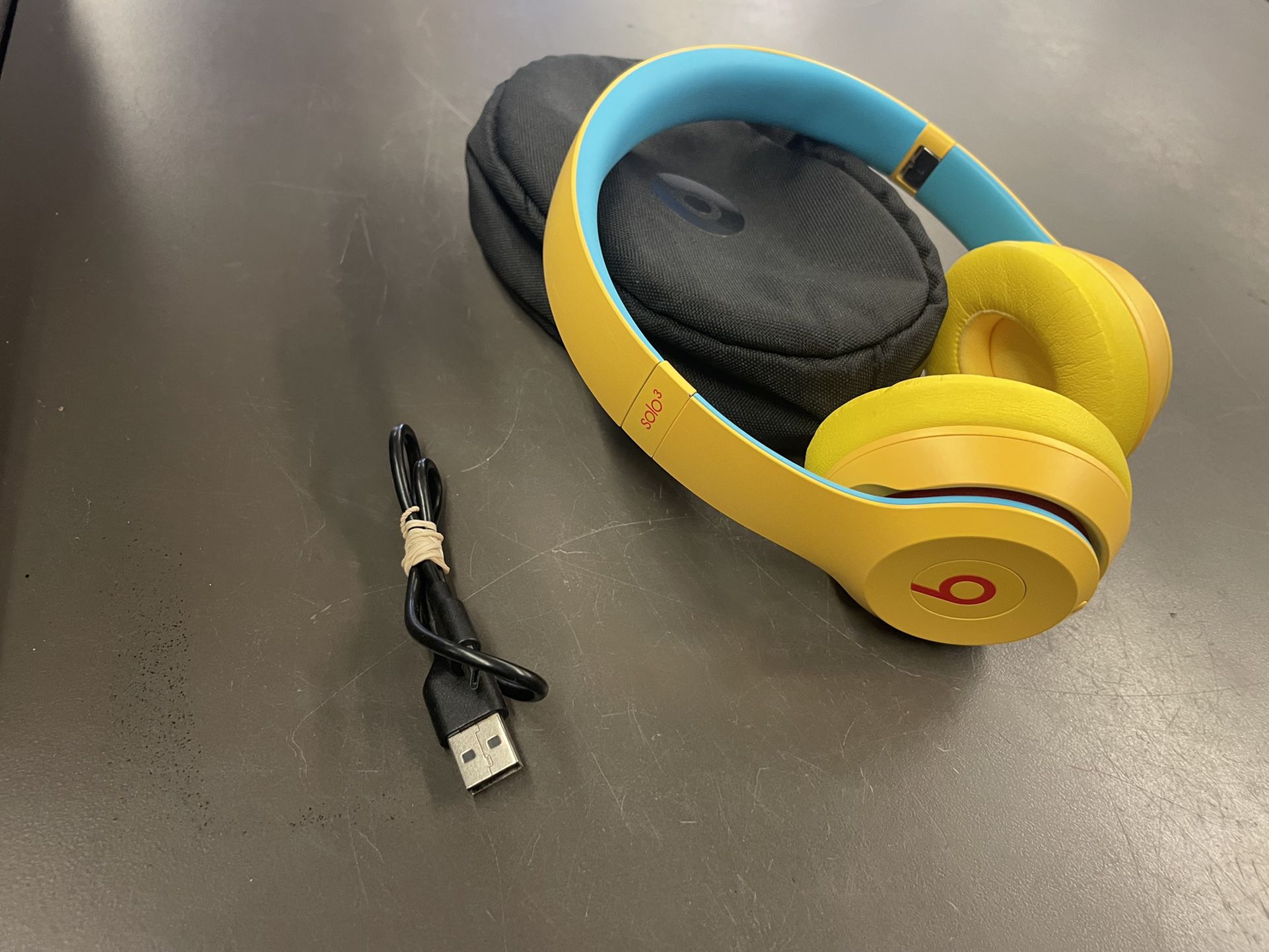 Beats Solo 3 wireless on-ear Apple W1 headphone chip class 1 yellow no trades pick up in Tacoma 