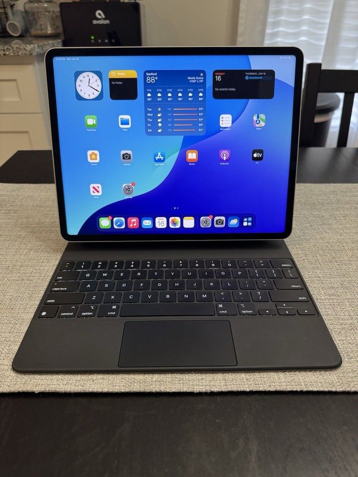 Apple iPad Pro 5th Gen, 512GB Wi-Fi + 5G Cellular, 12.9in