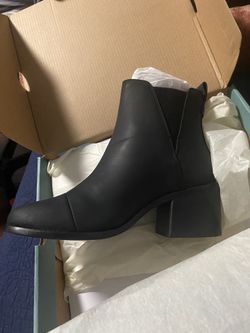 Toms woman’s Esme black leather boots size 6