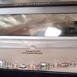 NEW Silver Tone Faceted Crystle Bracelette W/ Magnetic Closure