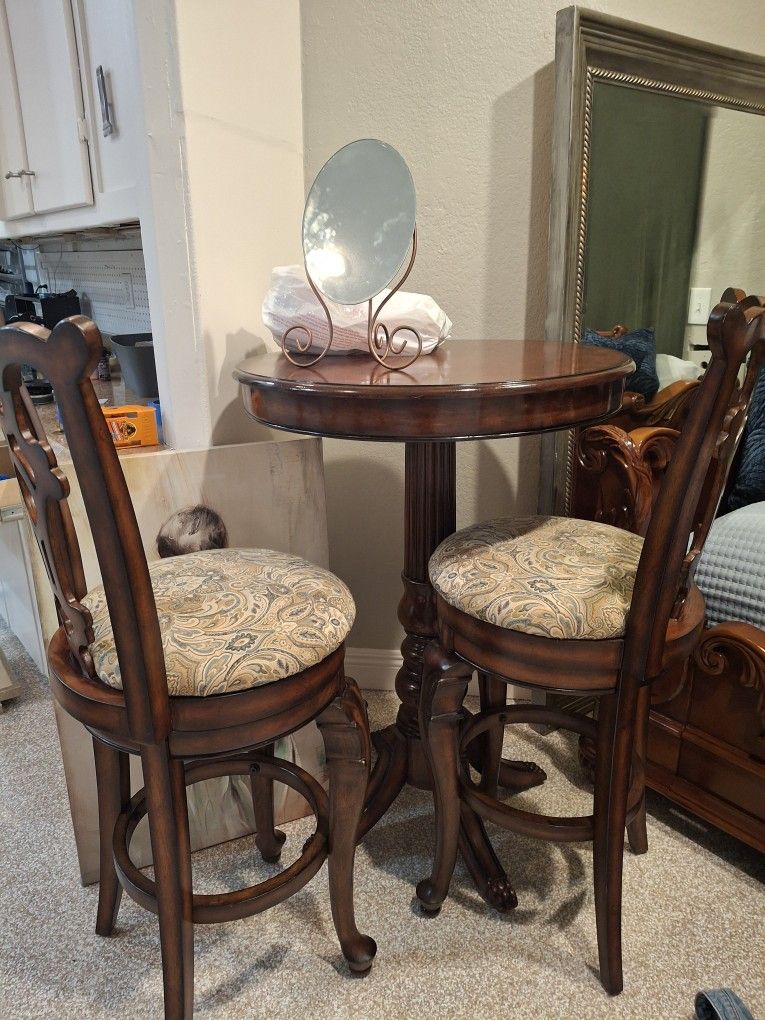 Pub Table & Stools Great Condition