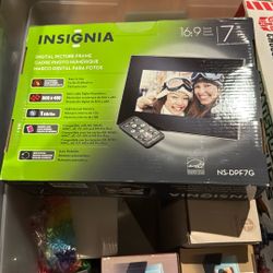 Insignia Digital Picture Frame 7”