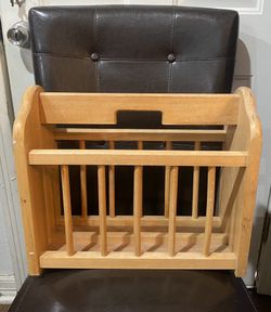 VINTAGE MAGAZINE RACK