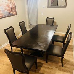 dining table for 6 seats with removable extension in perfect condition, very well maintained, no scratches.