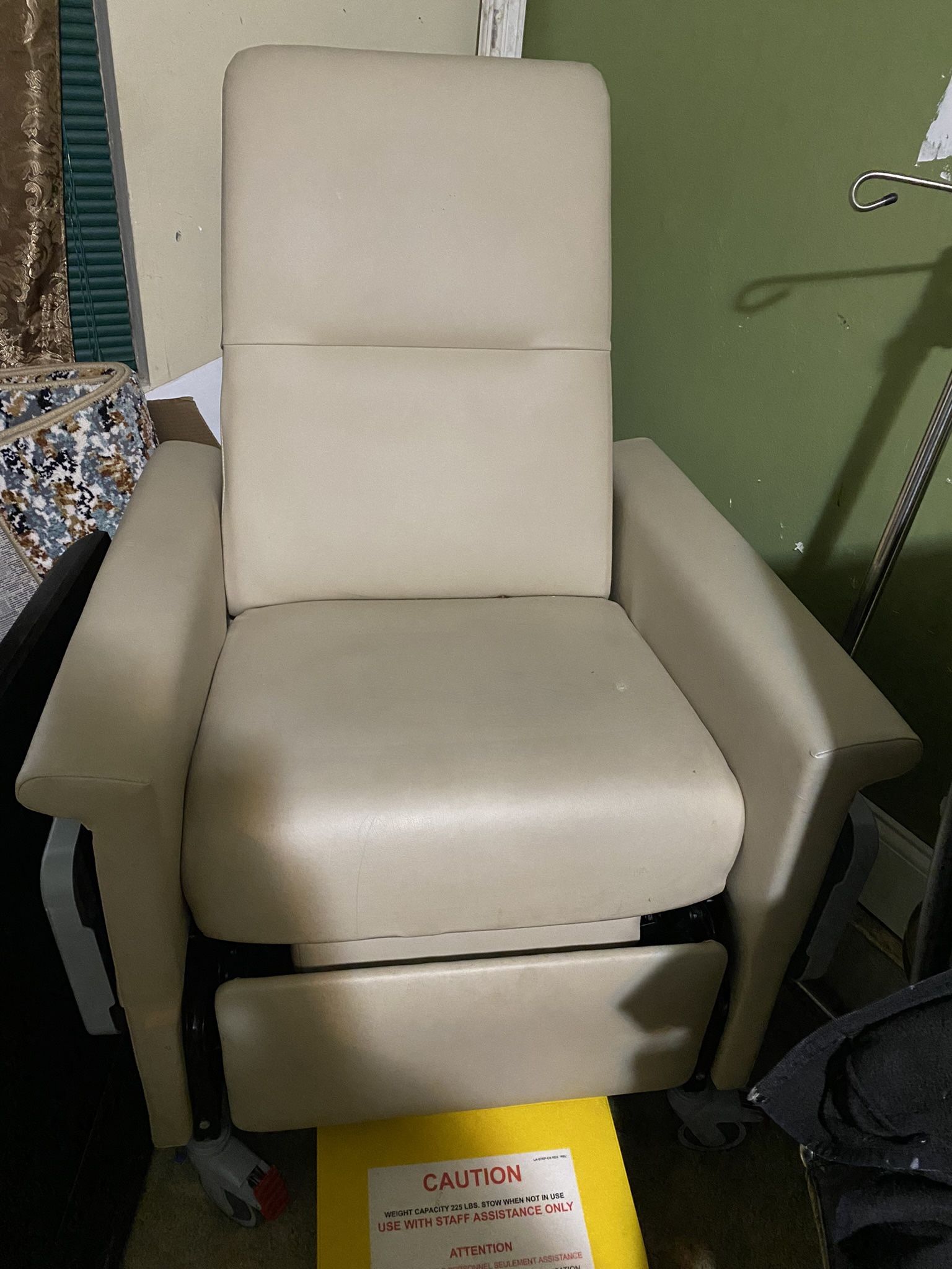 Home dialysis reclining chair 