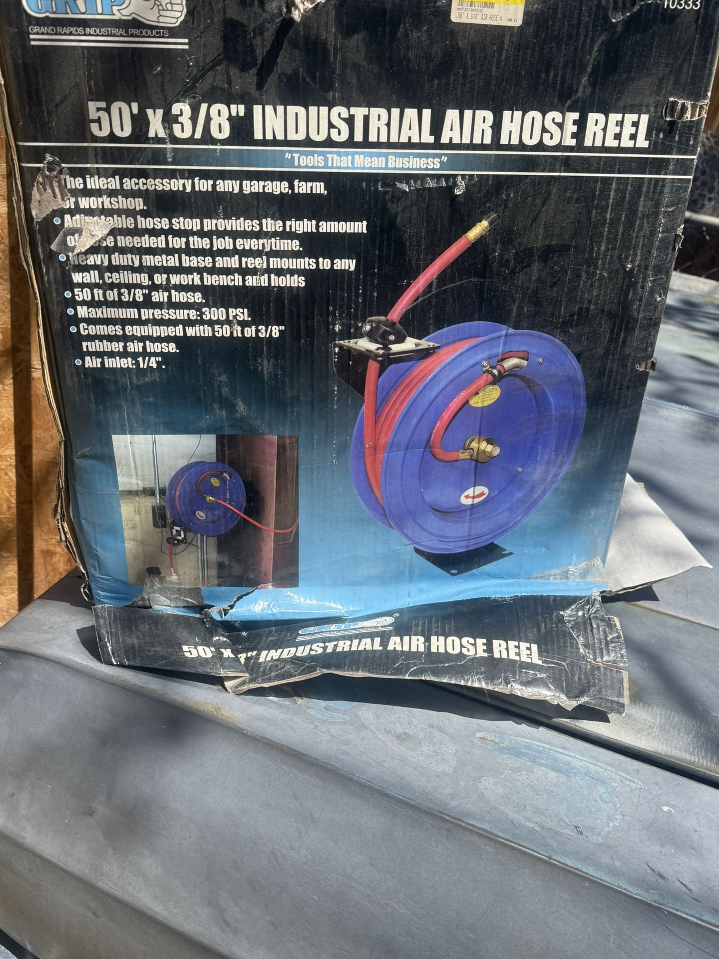 Wall mount air hose