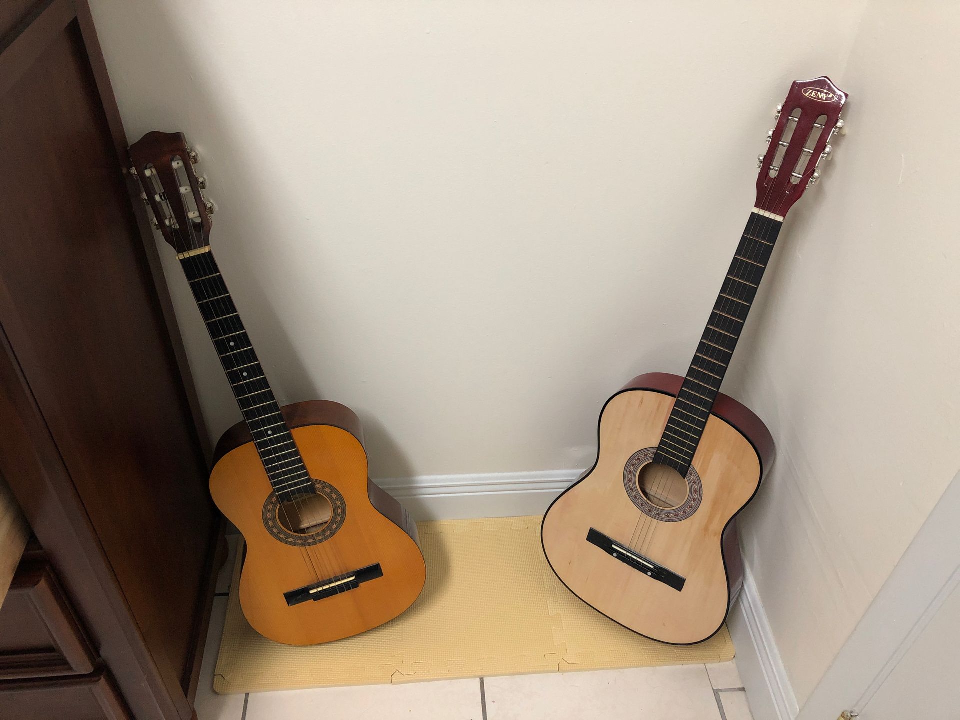 2 acustic guitar+ a free bag