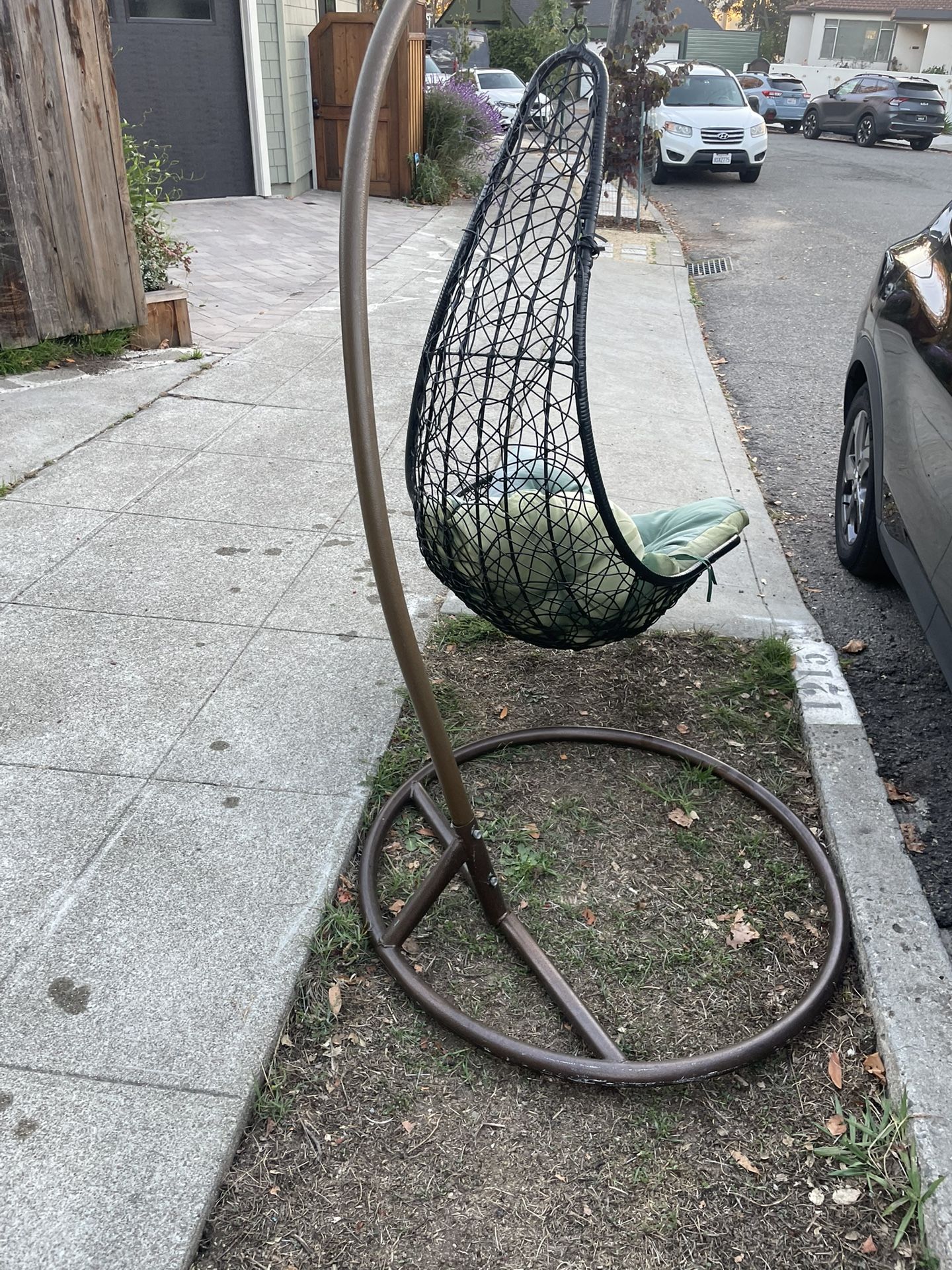 Free hanging chair For kids. Can’t Hold Full Size Adults. Includes A Weight.