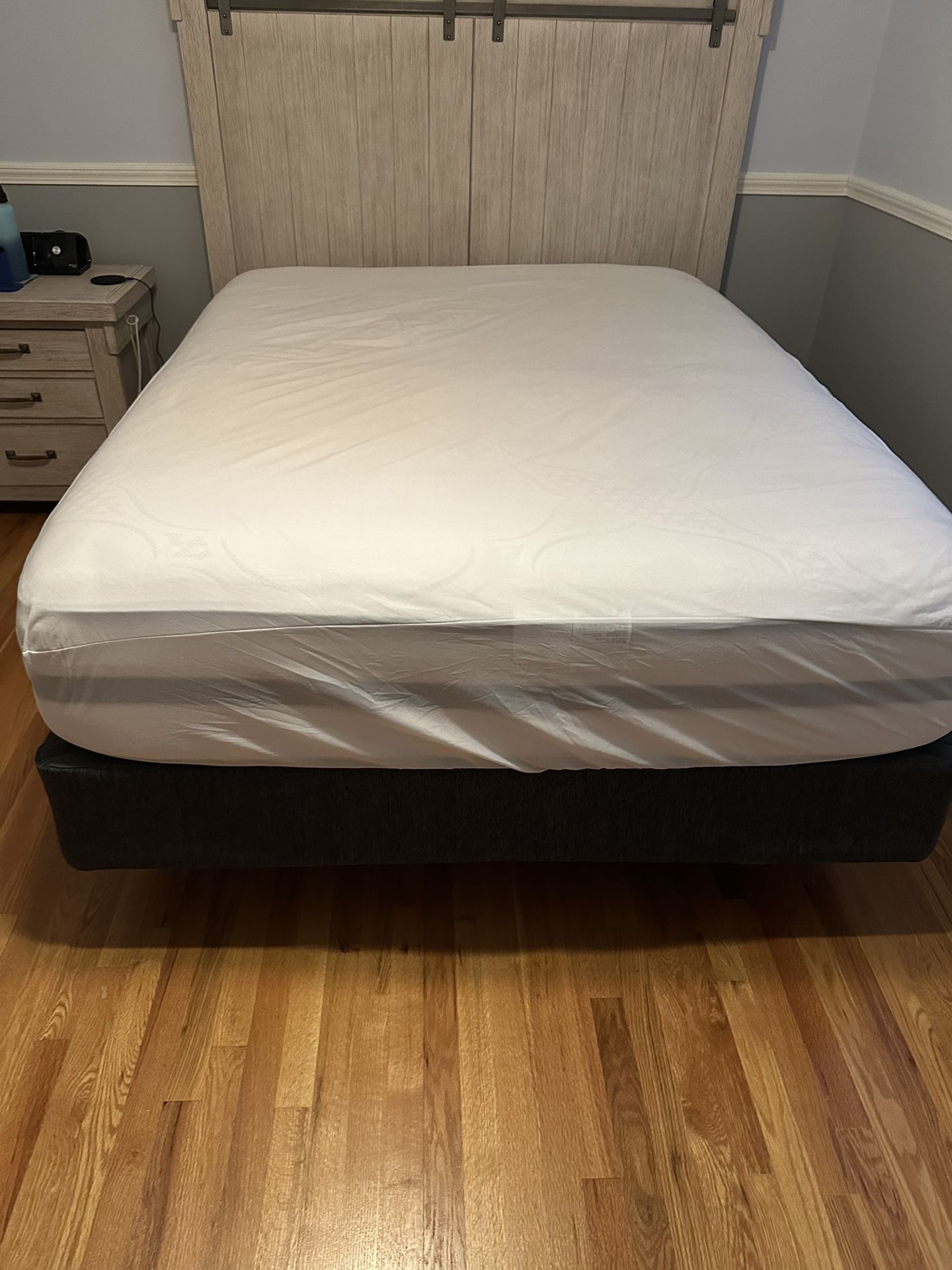 Queen Mattress, Foundation & Bed Frame
