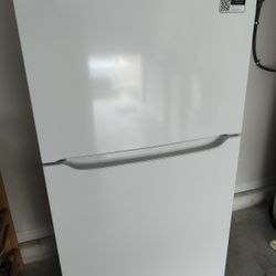 Frigidaire 18.3 CUFT Refrigerator with Top Freezer (Brand New Unused)