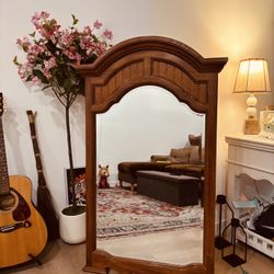 Beautiful Wooden Vintage Mirror  Thomasville, excellent condition, very good for everywhere, 52x 32 
