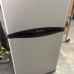 Frigidaire Mini Fridge with Freezer – Works Great