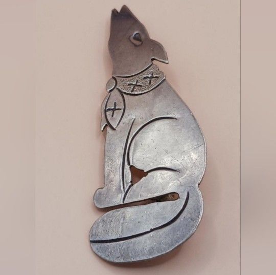 Howling Coyote Sterling Silver Pin, few scratches