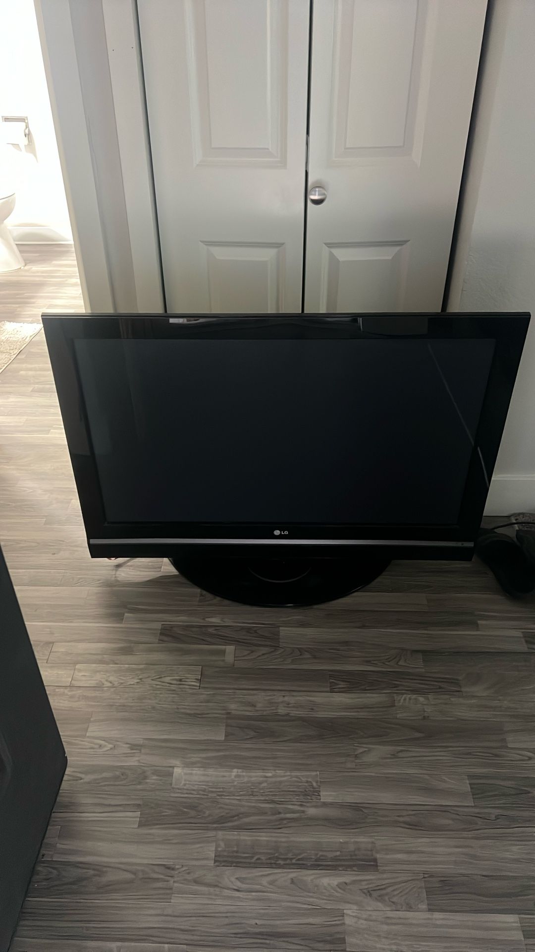 42in LG tv With Remote