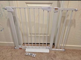 Wide Adjustable Pet Gate / Safety Gate - Fits Openings 29.7” - 40.6”