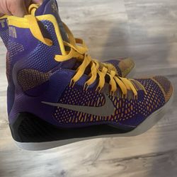 Kobe Showtime Size 10.5 Excellent Condition
