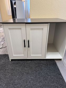 Cat litter box enclosure
