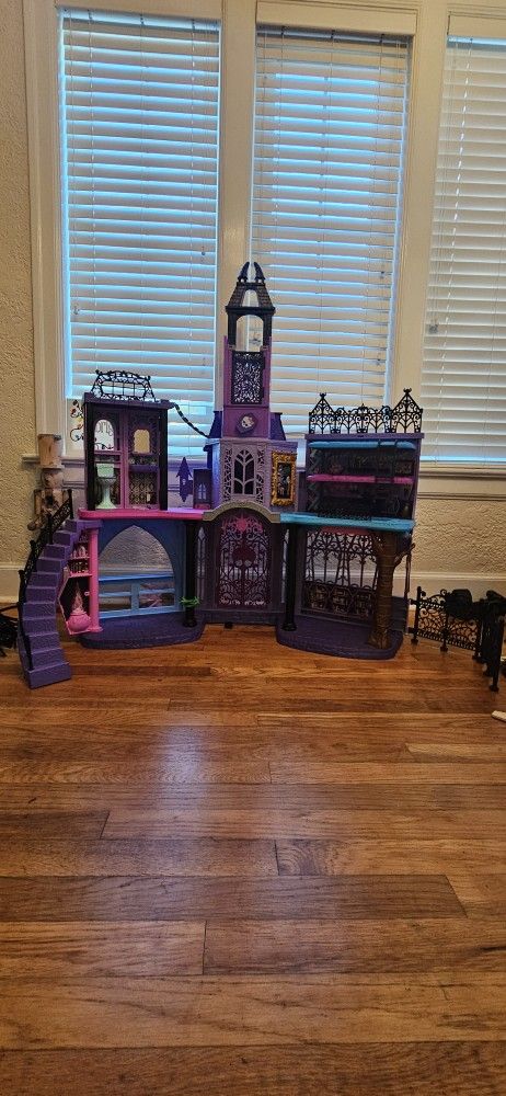Monster High Haunted High School