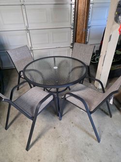 5 piece outdoor table. 4 chairs and 1 table