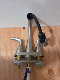 DELTA Pull-Down bathroom sink faucet