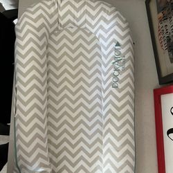 LARGE BABY LOUNGER WITH 3 COVERS