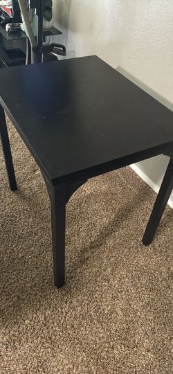 Expanding and collapsible dining table