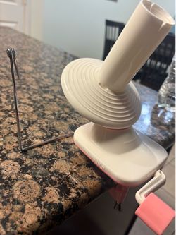 Yarn hand roller