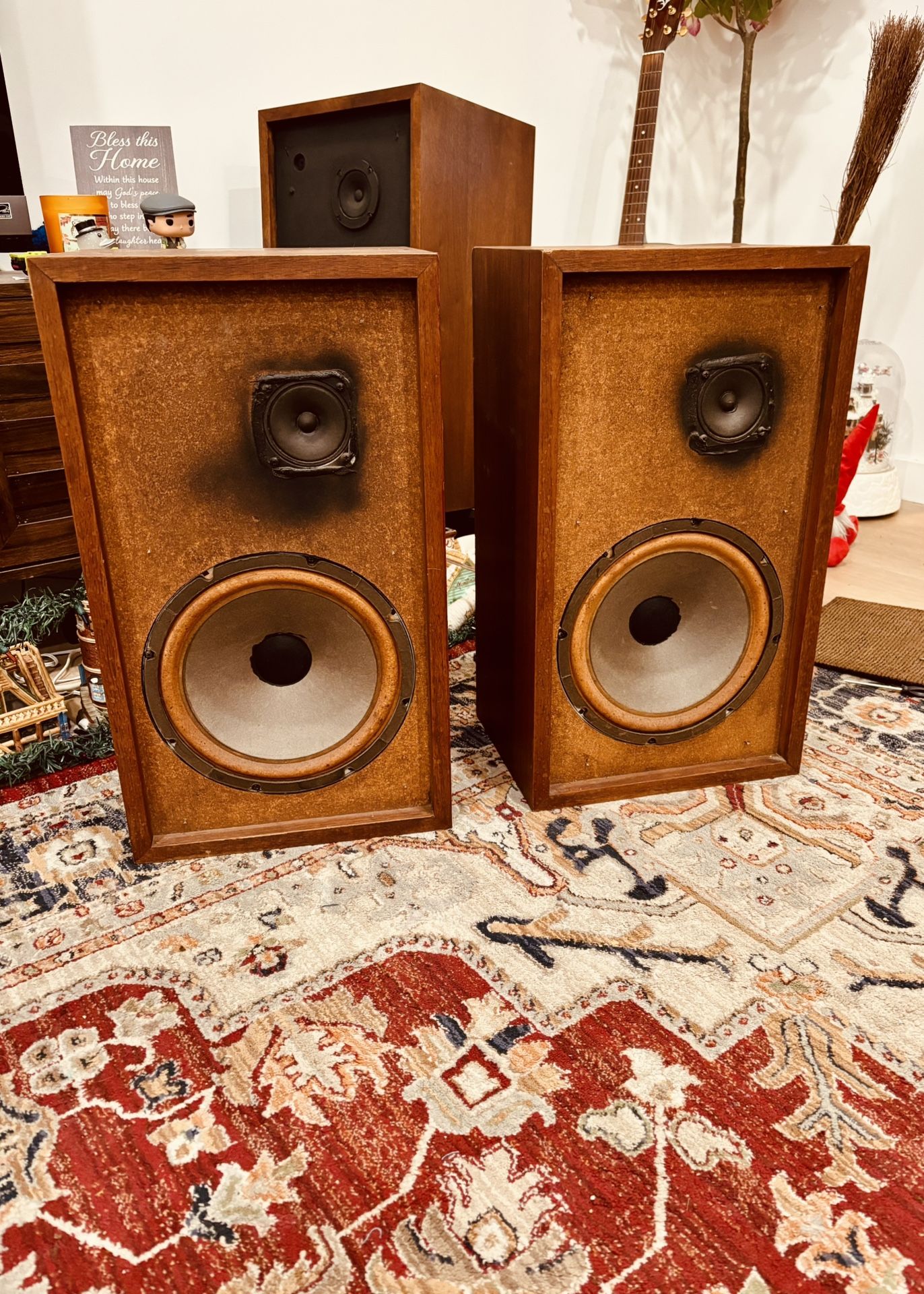 Speakers  vintage working well Classic Rare Royal 5 Speaker System , sound good 