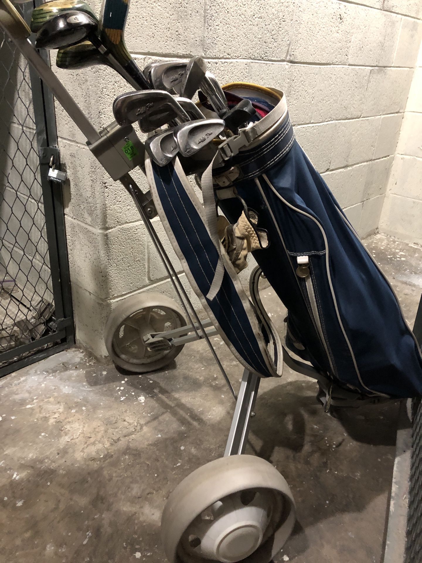 Women’s golf clubs with pull cart.
